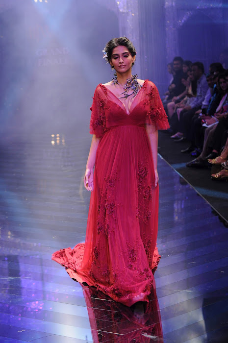 beautiful sonam kapoor very gorgeous on the ramp hot images